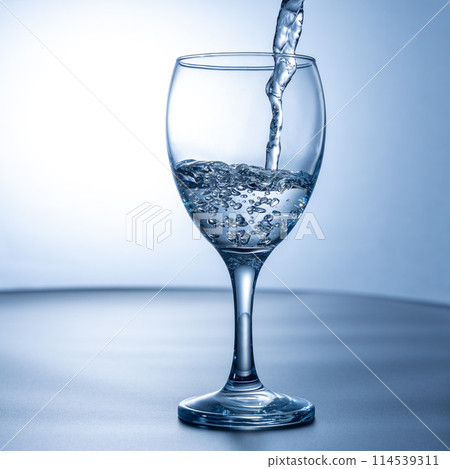 白色背景上的透明玻璃 114539311