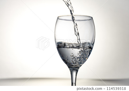 白色背景上的透明玻璃 114539318