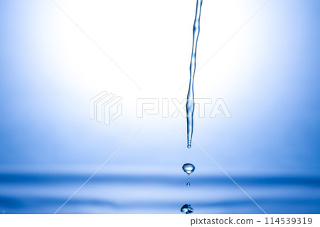 白色背景上的透明玻璃 114539319