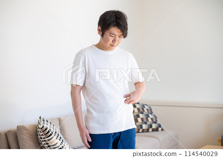 男人捏皮下脂肪後心情鬱悶 114540029