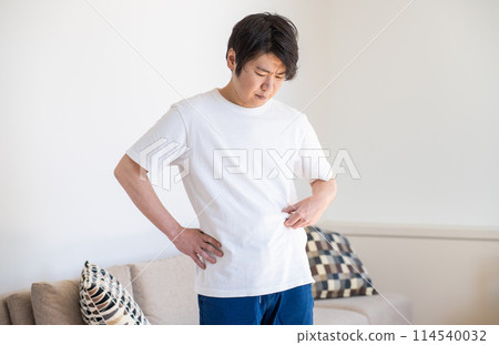 男人捏皮下脂肪後心情鬱悶 114540032