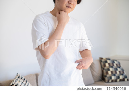 一個男人捏著皮下脂肪思考 一個男人捏著皮下脂肪思考 114540036