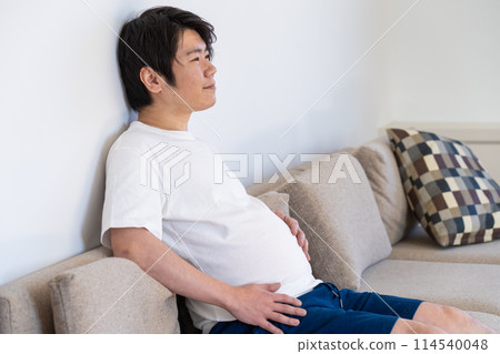 一個人吃太多後拍拍肚子 114540048