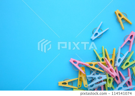 Plastic clothes pins on a blue background 114541074
