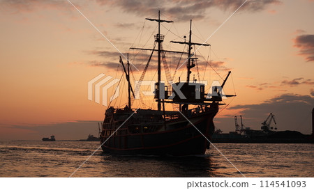 Sunset and sailing ship in Osaka Bay 114541093