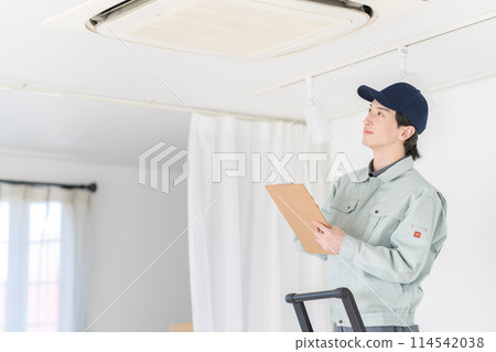 Workers inspecting air conditioners 114542038