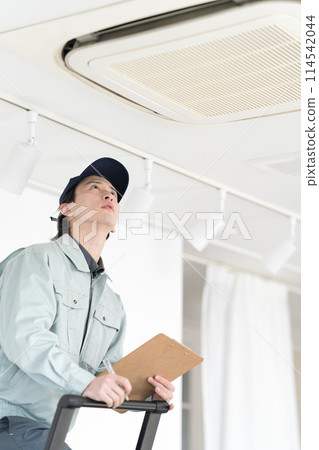 檢查空調的工人 114542044
