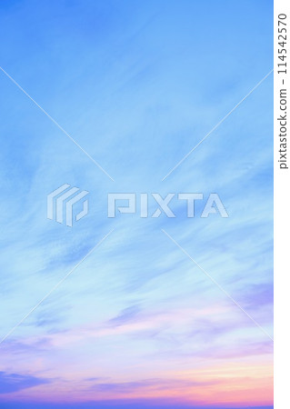 雲彩被早晨的陽光染成彩色 雲彩被早晨的陽光染成彩色 114542570