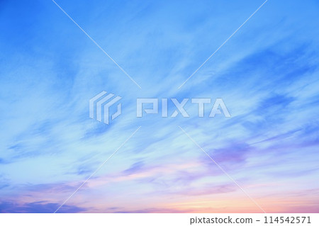 雲彩被早晨的陽光染成彩色 雲彩被早晨的陽光染成彩色 114542571