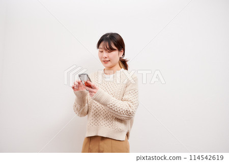 操作智能手機的女人 操作智能手機的女人 114542619