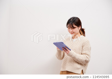 一個操作平板電腦的女人 114543095