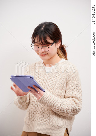 A woman who operates a tablet 114543233