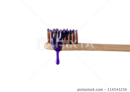 Swatch of whitening purple toothpaste on wooden toothbrush isolated on white background. Texture of purple tooth gel for whitening teeth, plastic free concept. 114543256