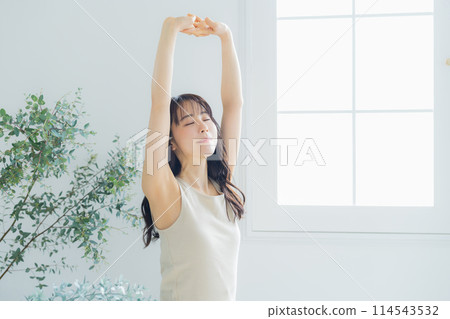 年輕婦女伸展 年輕婦女伸展 114543532