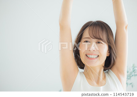 Middle female skincare image 114543719