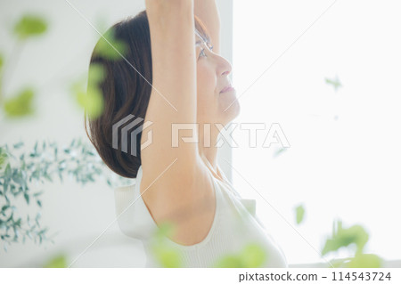 Middle female skincare image 114543724