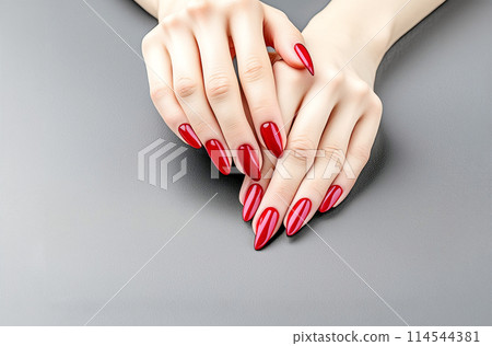 有著令人印象深刻的紅色指甲的女性手 有著令人印象深刻的紅色指甲的女性手 114544381
