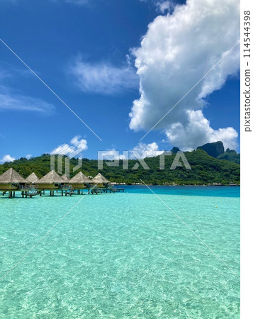 塔希提島波拉波拉島水上別墅、大海和藍天 塔希提島波拉波拉島水上別墅、大海和藍天 114544398