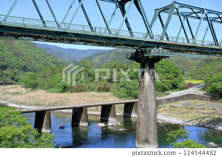 The Daiichi Mishima Submerged Bridge and the iron bridge over the Shimanto River (Shimanto Town, Kochi Prefecture) The Daiichi Mishima Submerged Bridge and the iron bridge over the Shimanto River (Shimanto Town, Kochi Prefecture) 114544482
