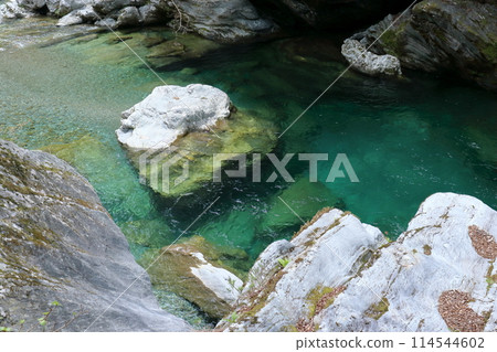 Emerald Pond and its clear stream (Setogawa Valley, Tosa Town, Kochi Prefecture) 114544602