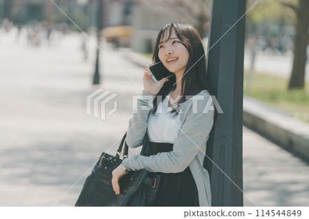 一位辦公室女士在旅途中打電話 114544849