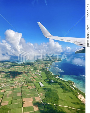 The ocean and blue sky of Miyakojima seen from the window of an airplane 114545264