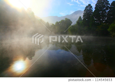 Kinrinko Lake in the morning (Yufuin-cho, Yufu City) 114545653