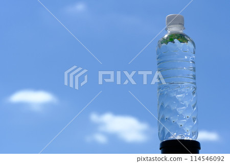 夏天的藍天和塑膠瓶 114546092