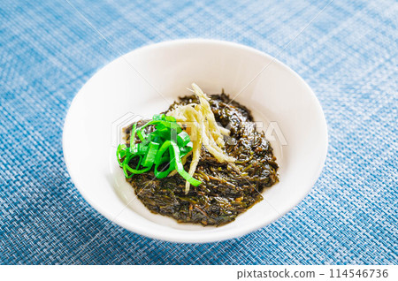 赤木上面撒上調味品 114546736