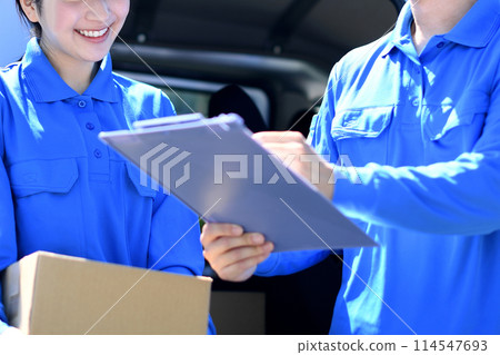 男女司機在戶外交談 男女司機在戶外交談 114547693