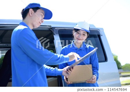 男女司機在戶外交談 114547694