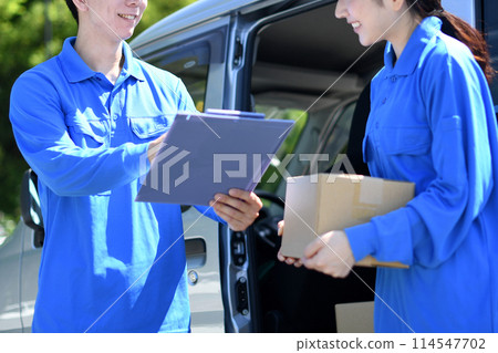 男女司機在戶外交談 114547702