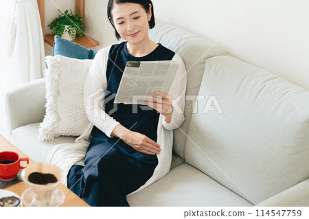 讀英文報的中年婦女 114547759