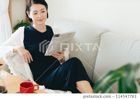讀英文報的中年婦女 114547761