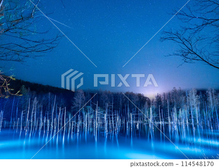 Shooting stars in the Biei sky and the illumination of the Blue Pond 114548170