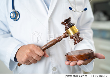Doctor holding judge gavel, forensic medicine, medical law and crime justice concept. 114548617