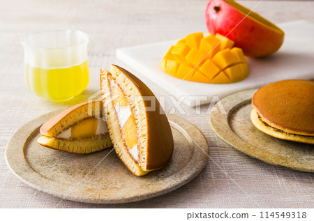 Dorayaki with mango and cream filling, green tea and sliced mango 114549318