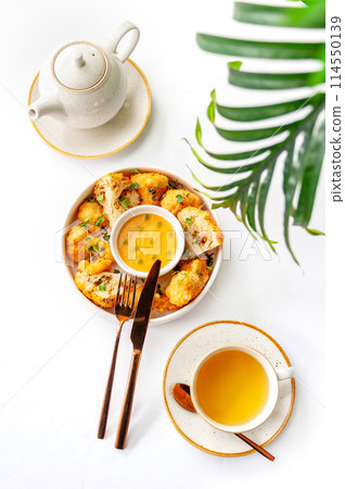 Light breakfast in a restaurant with green tea and baked cauliflower 114550139