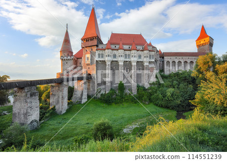 Amazing morning view of Hunyad Castle / Corvin's Castle with wooden bridge. 114551239