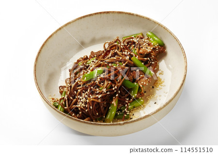 Beef soba noodle bowl with green beans and sesame 114551510