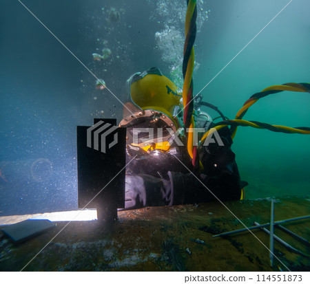 Underwater welding in deep ocean depths Underwater welding in deep ocean depths 114551873