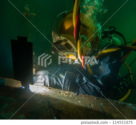 Underwater welding in deep ocean depths Underwater welding in deep ocean depths 114551875