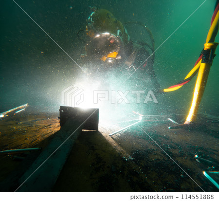 Underwater welding in deep ocean depths Underwater welding in deep ocean depths 114551888