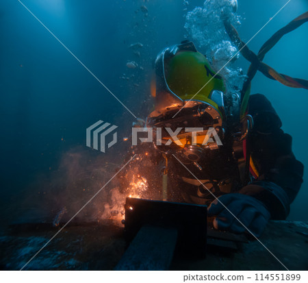 Underwater welding in deep ocean depths Underwater welding in deep ocean depths 114551899