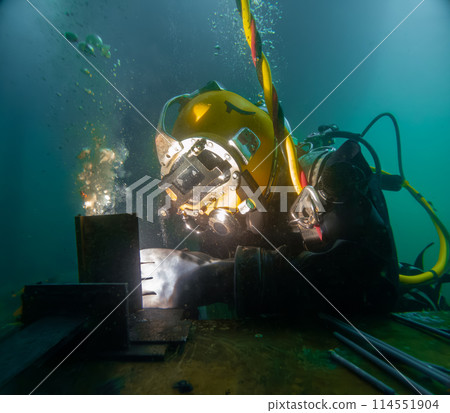 Underwater welding in deep ocean depths Underwater welding in deep ocean depths 114551904