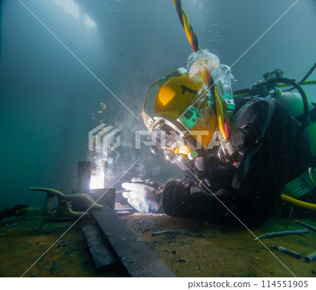 Underwater welding in deep ocean depths Underwater welding in deep ocean depths 114551905