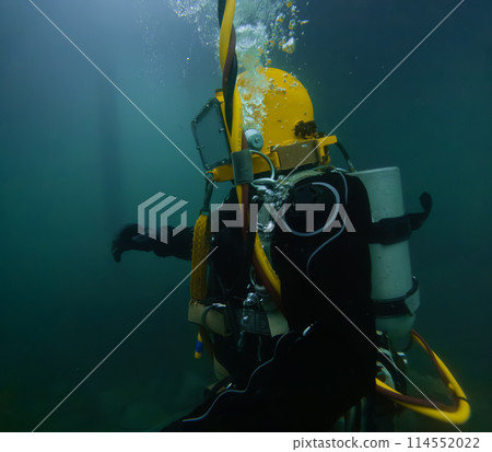 Commercial diver with vintage diving helmet Commercial diver with vintage diving helmet 114552022