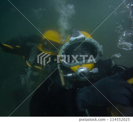 Commercial diver with vintage diving helmet Commercial diver with vintage diving helmet 114552025