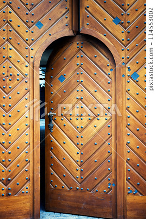 Elegantly carved ornate wooden door 114553002