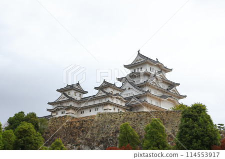 Himeji castle with autumn blue sky white cloud, frame one of japan's best destination for travel, Hyogo Japan. 114553917